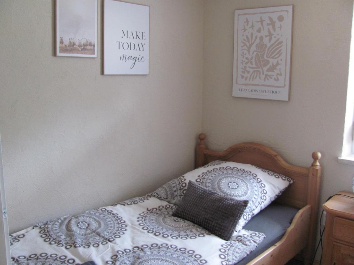 #2 Ruhiges Gemuetliches Ferienzimmer Mit 2 Einzelbetten Gemeinschaftsbad W-lan Airport Nah Late Night Check In Haus Nr 9,5 *
