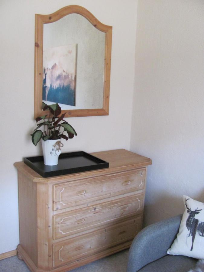 #2 Ruhiges Gemuetliches Ferienzimmer Mit 2 Einzelbetten Gemeinschaftsbad W-lan Airport Nah Late Night Check In Haus Nr 9,5 Privatunterkunft *