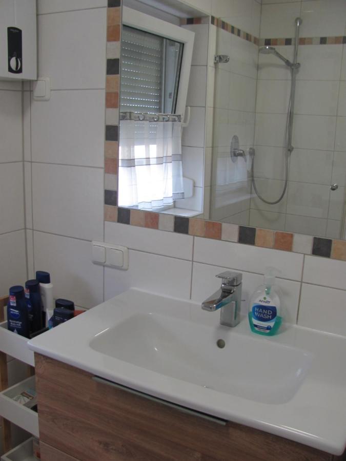 #2 Ruhiges Gemuetliches Ferienzimmer Mit 2 Einzelbetten Gemeinschaftsbad W-lan Airport Nah Late Night Check In Haus Nr 9,5 * Trunkelsberg