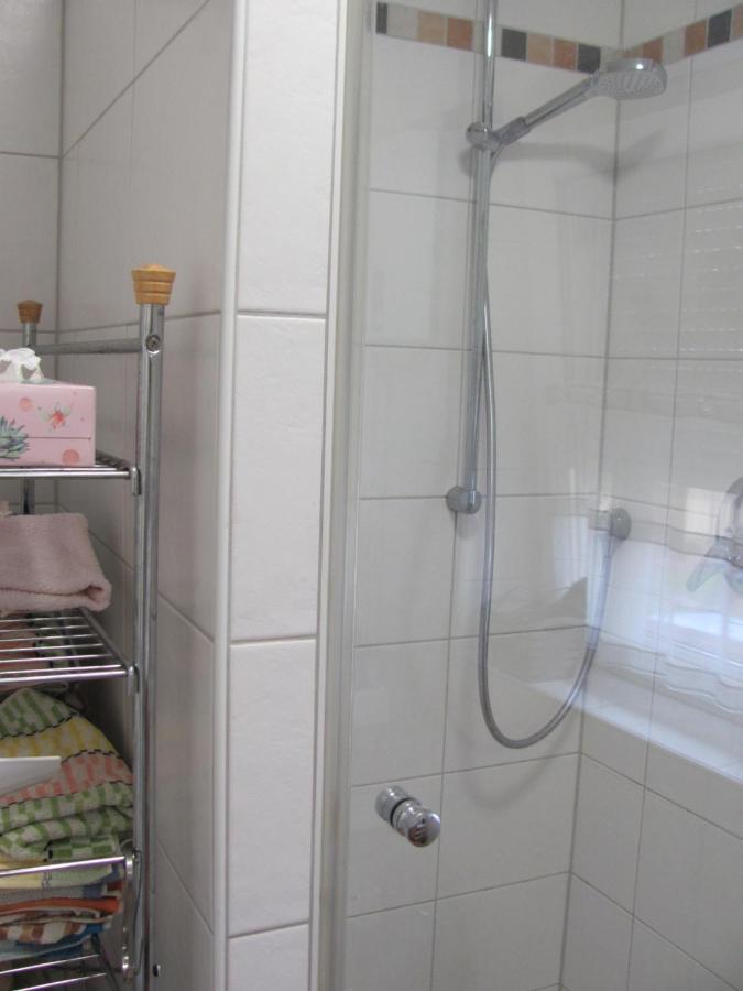 #2 Ruhiges Gemuetliches Ferienzimmer Mit 2 Einzelbetten Gemeinschaftsbad W-lan Airport Nah Late Night Check In Haus Nr 9,5 Privatunterkunft