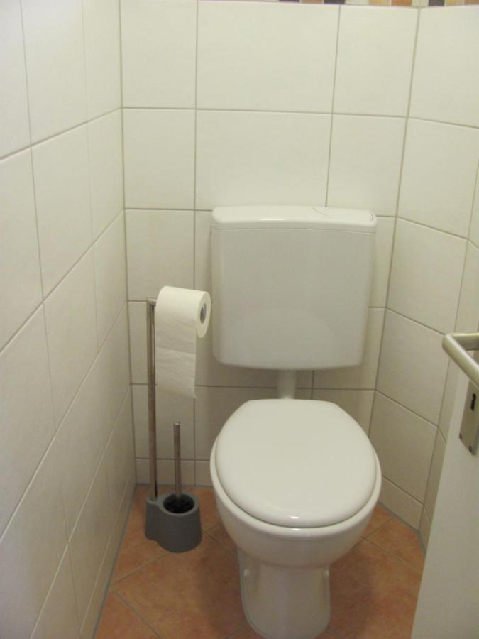 Privatunterkunft #2 Ruhiges Gemuetliches Ferienzimmer Mit 2 Einzelbetten Gemeinschaftsbad W-lan Airport Nah Late Night Check In Haus Nr 9,5
