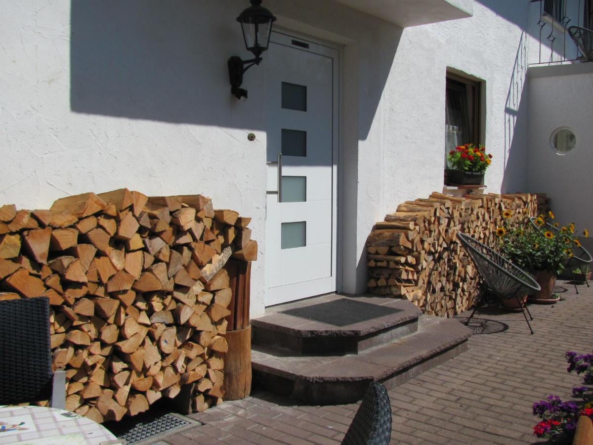 Privatunterkunft #2 Ruhiges Gemuetliches Ferienzimmer Mit 2 Einzelbetten Gemeinschaftsbad W-lan Airport Nah Late Night Check In Haus Nr 9,5 Trunkelsberg