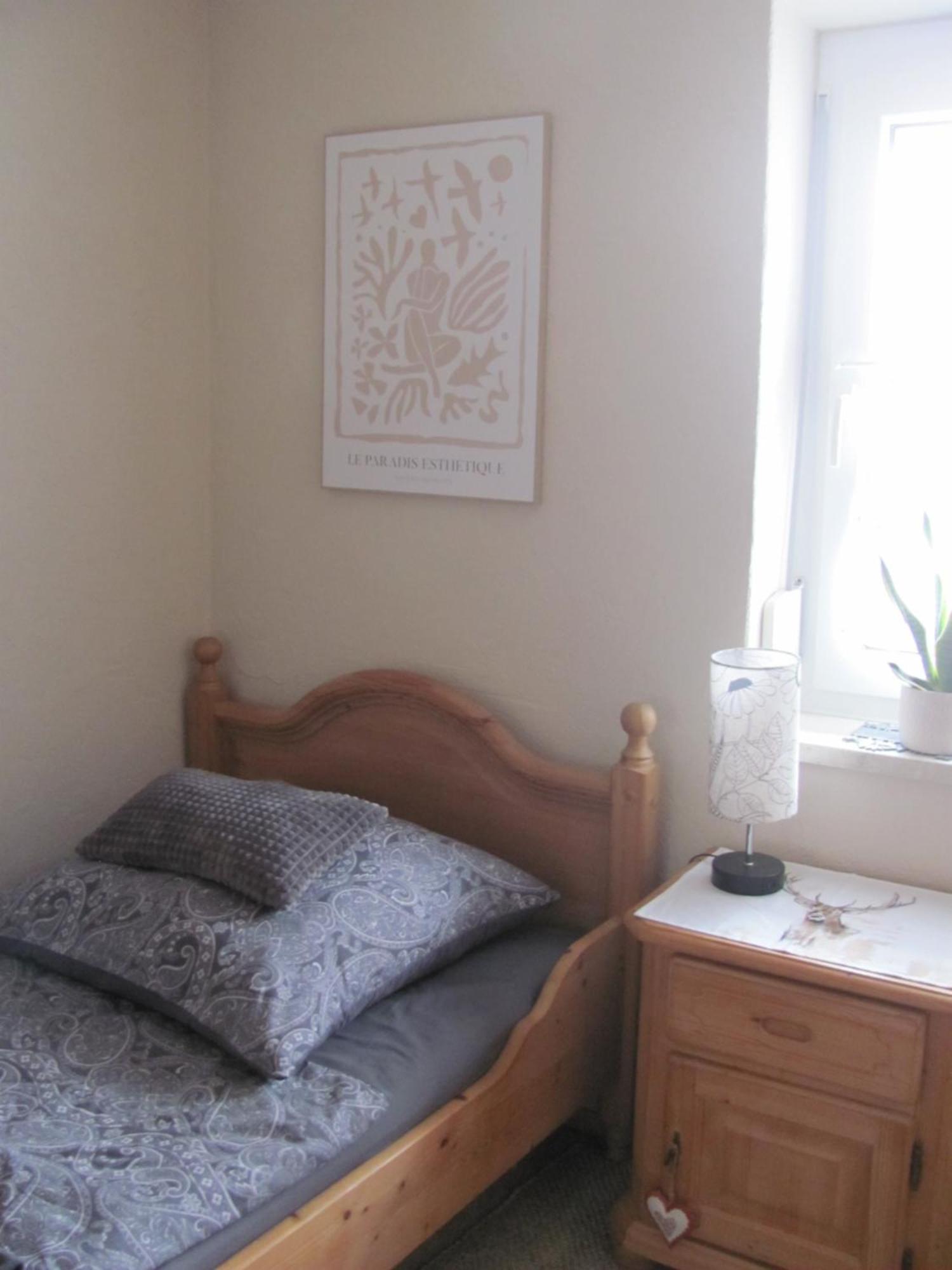 Privatunterkunft #2 Ruhiges Gemuetliches Ferienzimmer Mit 2 Einzelbetten Gemeinschaftsbad W-lan Airport Nah Late Night Check In Haus Nr 9,5 *